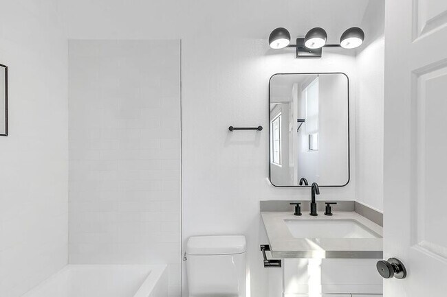 Building Photo - 1827 Wilcox Ave