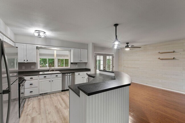 Building Photo - Students Welcome! Spacious 5 Bedroom Home in West Fort Collins