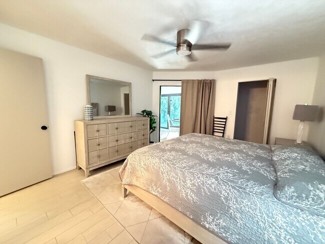 Building Photo - IMG Golf Course 2/2 Condo at Valencia Gard...