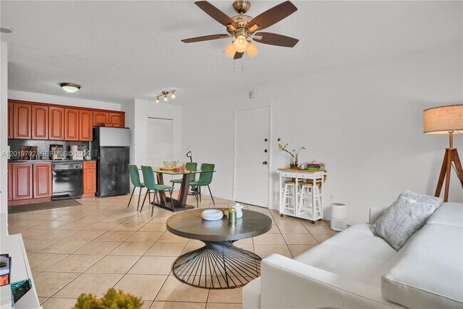 Building Photo - 10786 N Kendall Dr