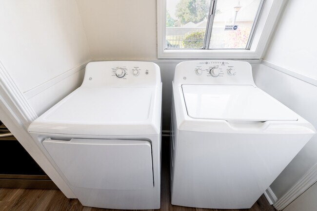 Building Photo - 233 W 64th St