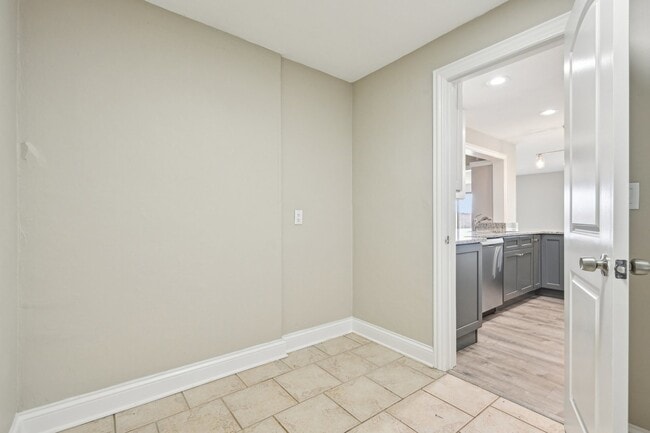 Building Photo - 1406 Busse Rd