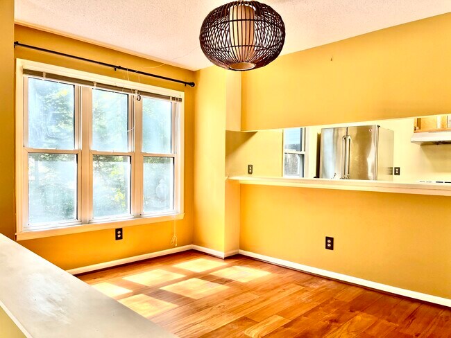 spacious dining area - 245 Oakwood Ct