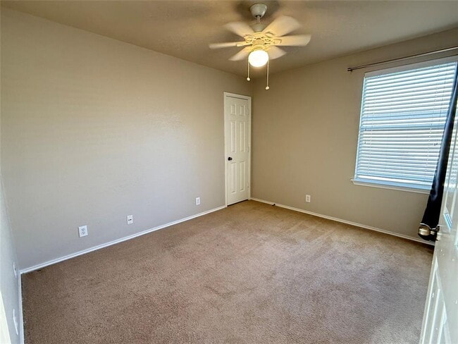 Building Photo - 520 Rolling Oak Dr