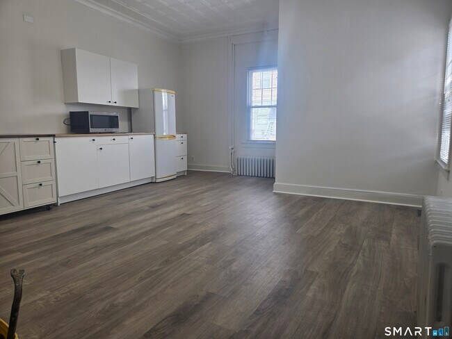 Building Photo - 49 Woodside St