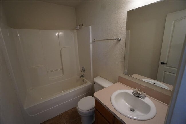Building Photo - 3 Bedroom 2 Bath House, Total Electric, Tw...