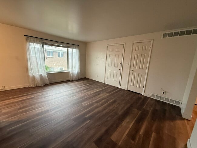 Building Photo - 545 Stringham Ave