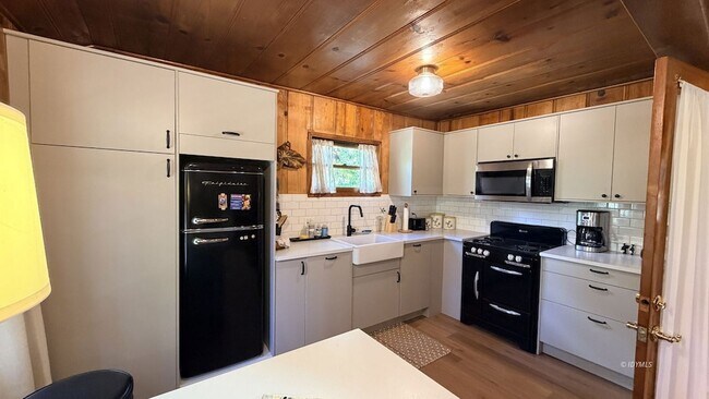 Building Photo - 53685 Country Club Dr