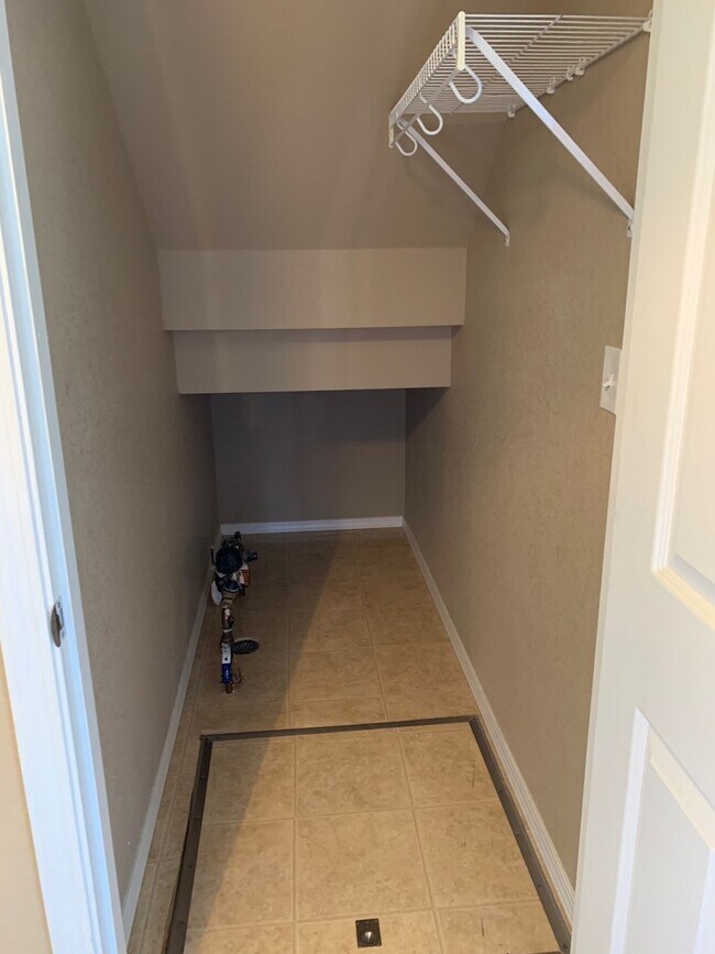 Building Photo - $2300 | 3BR/2.5BA | Dog Friendly Beautiful...
