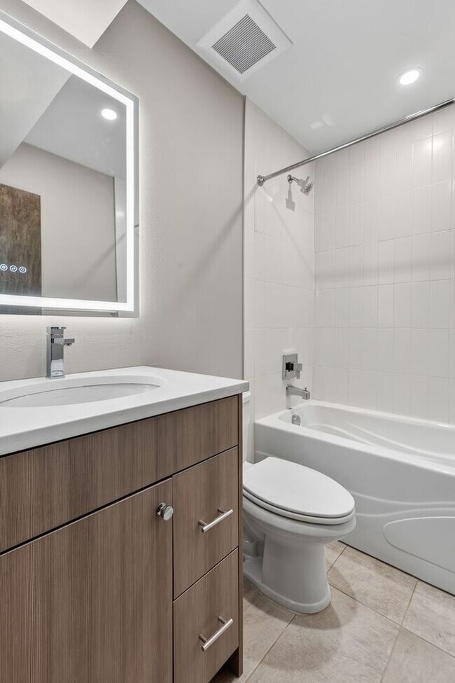 Building Photo - Trendy West Seattle Townhome w/Air Conditioning and Rooftop Deck