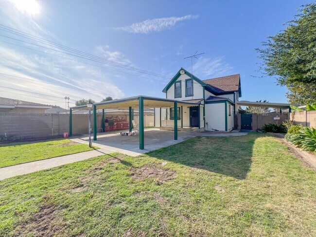 Building Photo - Los Alamitos 4 Bed 2 Bath House - 2 Car Gar - Wood Flooring - Huge Yard - Cute!!!