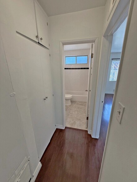 Building Photo - 536 N Sweetzer Ave