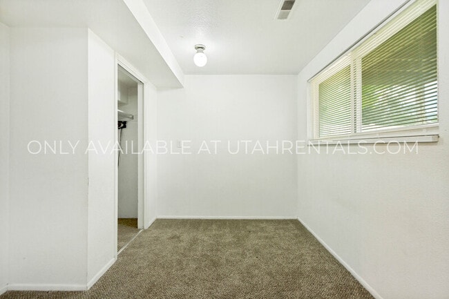 Building Photo - 262 1165 N