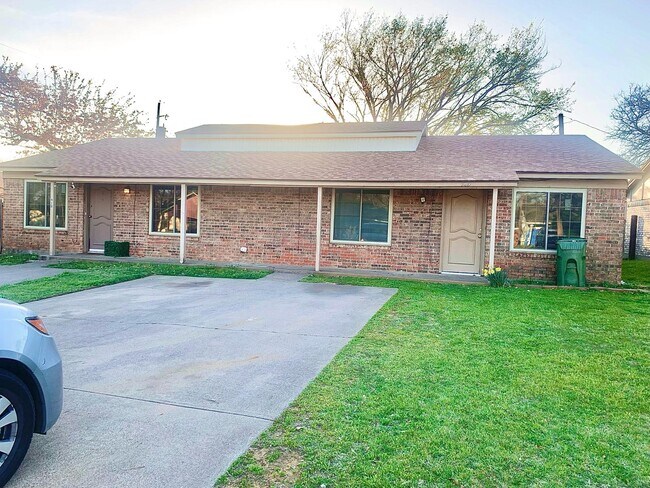 Building Photo - 420 Oakwood Ln
