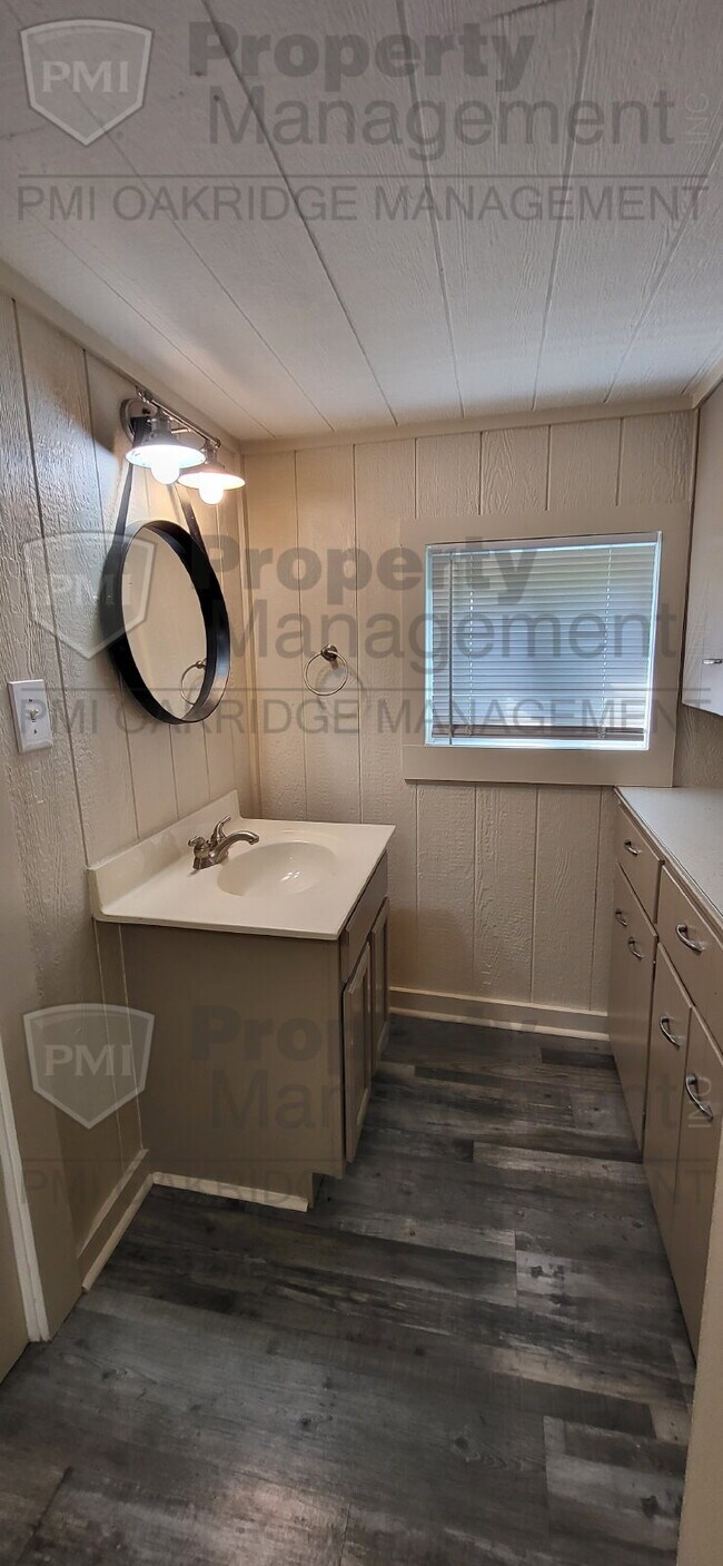 Building Photo - Country 3 Bedroom Apartment with Detached Garage