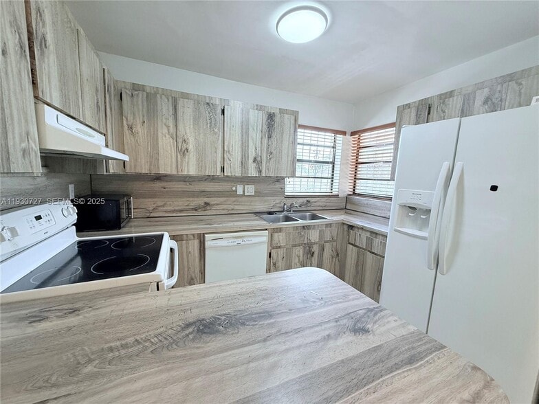 Building Photo - 3630 SW 112th Ave