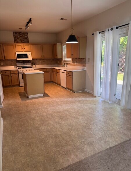 Building Photo - 1570 Valley Club Dr