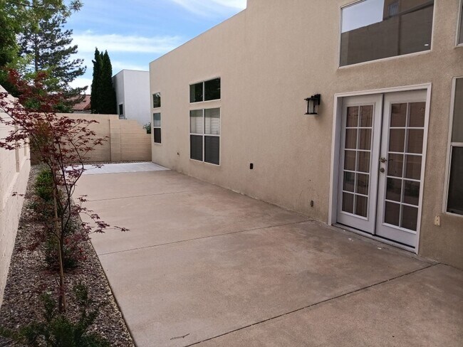 Building Photo - 3 Bedroom, 2 Bathroom Home! Schedule a Showing Soon!