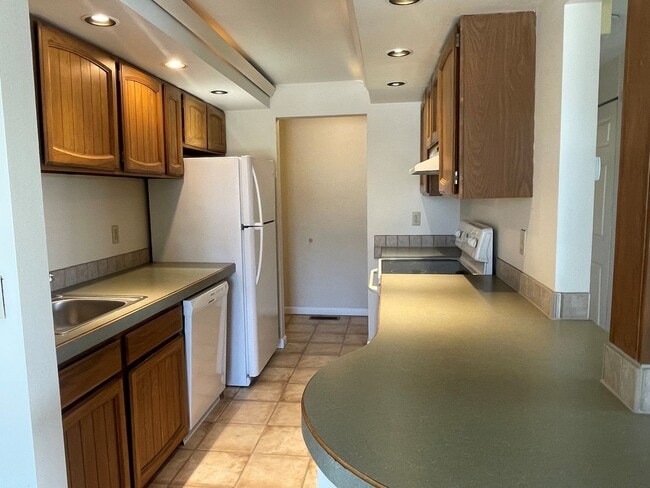 Building Photo - Now renting 2 bedroom 1.5 bathrooms Condo at Castlerock