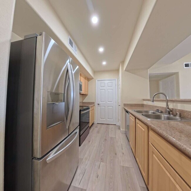 Building Photo - Charming 2nd Floor Unit In Gated Community!