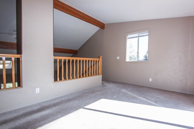 Building Photo - Home located in Pines & Boulders with Views!