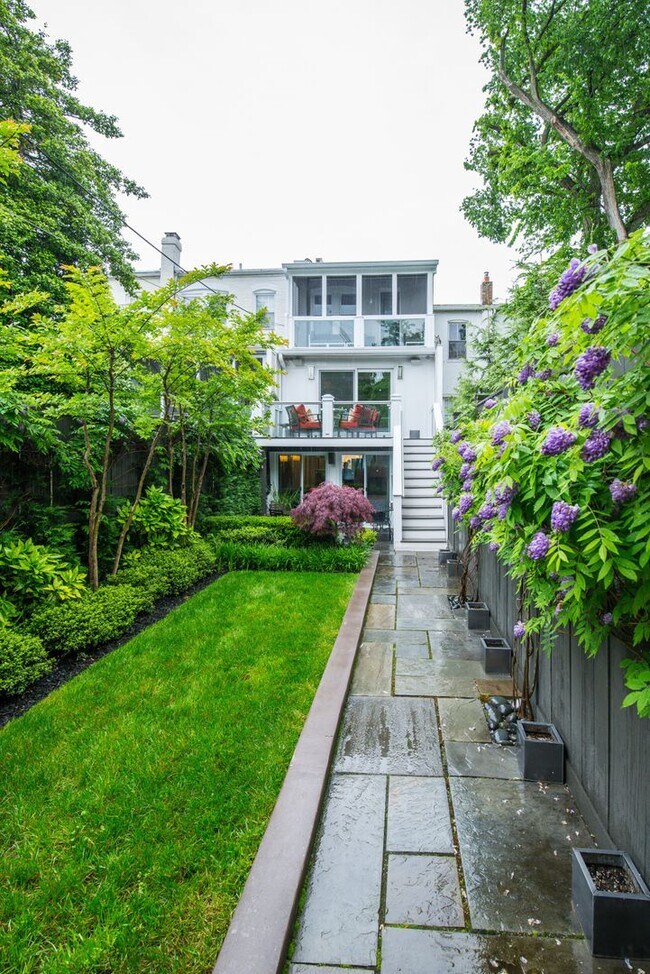 Building Photo - Renovated Contemporary - Available FURNISHED or unfurnished RENTAL