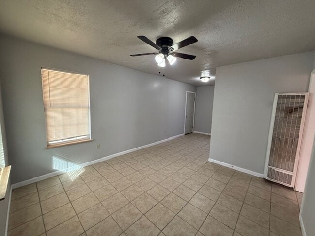 Building Photo - Super cute Home!