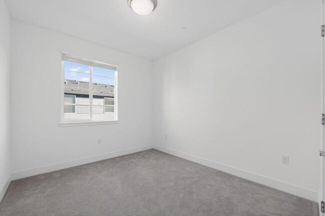 Building Photo - 392 Line St