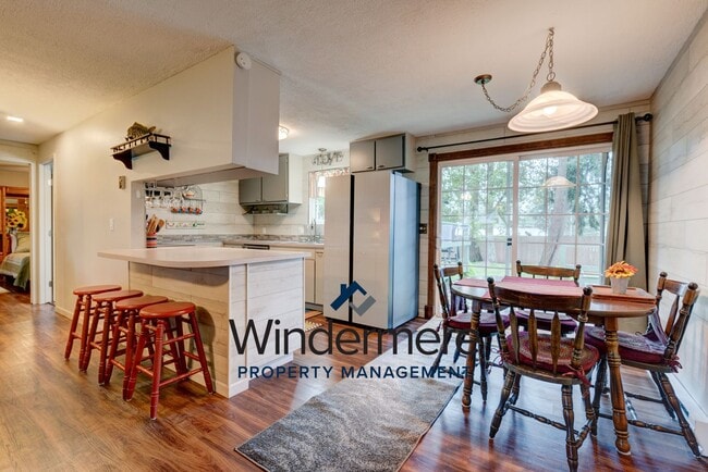 Building Photo - Fully-Furnished Cozy 3 Bedroom Home - Shor...
