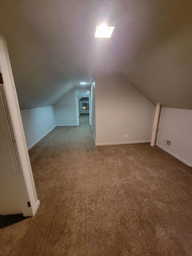 Building Photo - Beautifully updated large spacious home.  Great neighbors