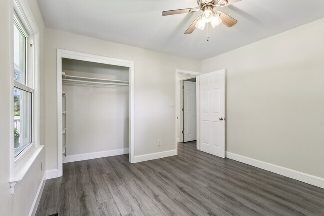 Building Photo - 314 Martha Lee Dr