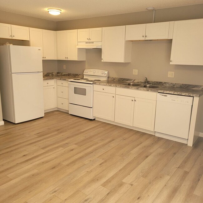 Building Photo - 1505 W 8th Terrace