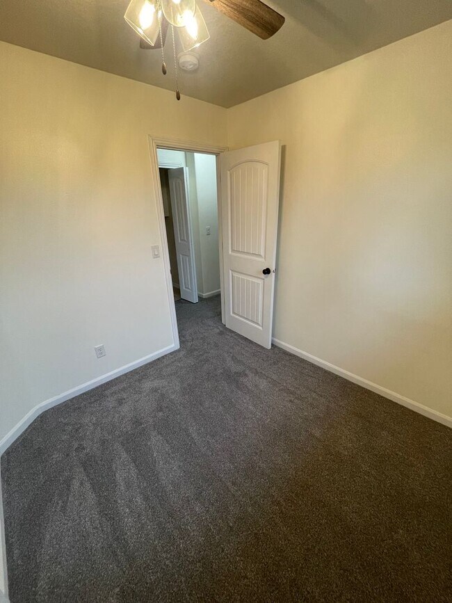 Building Photo - 4 Bedroom House in Jefferson!