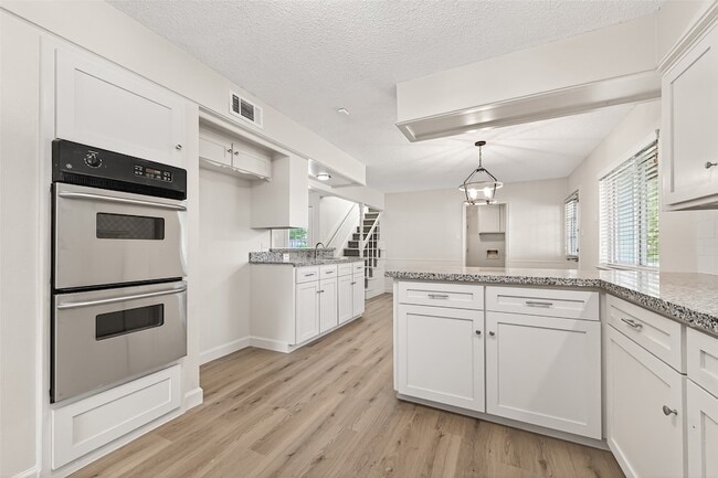 Building Photo - 10602 Longmont Dr