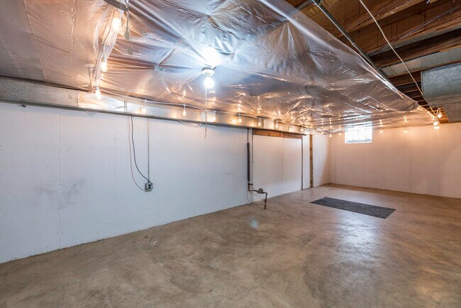Building Photo - 342 N Lewis Ave