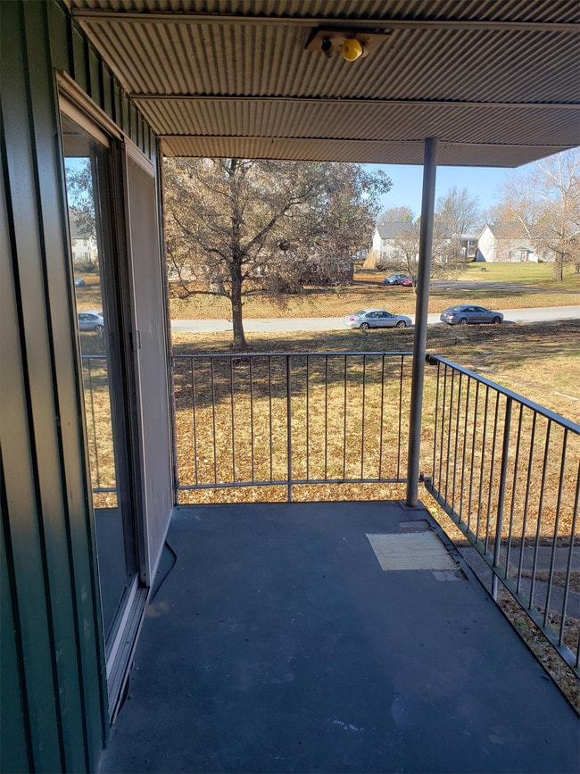 Building Photo - 305 N Robinson Cir