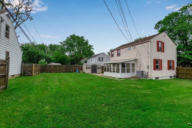 Building Photo - Furnished 4-Bedroom Single-Family Home in Cheektowaga