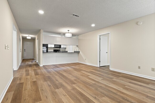 Building Photo - 2107 Hamilton Pl S