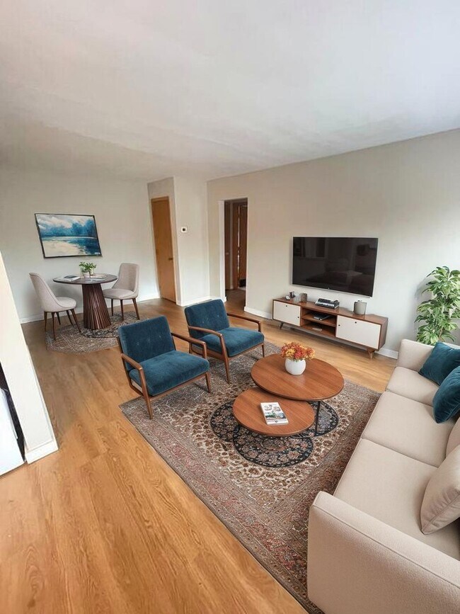 Building Photo - Available July! - 1 Bed 1 Bath Apartment