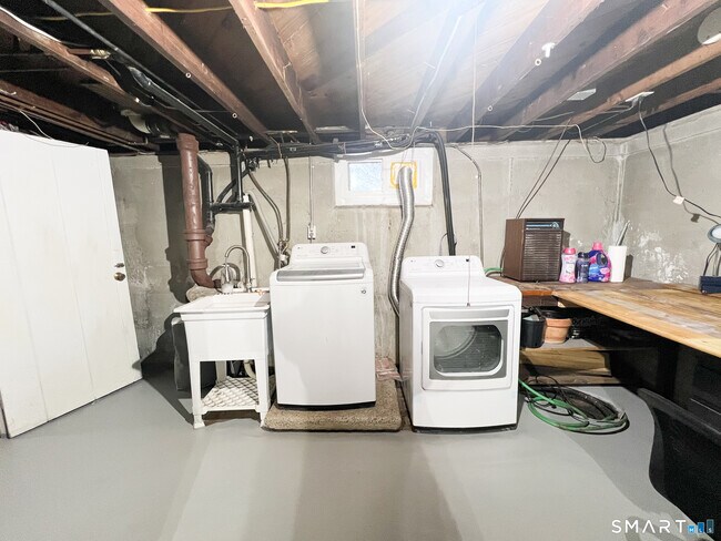 Building Photo - 458 Meadowside Rd