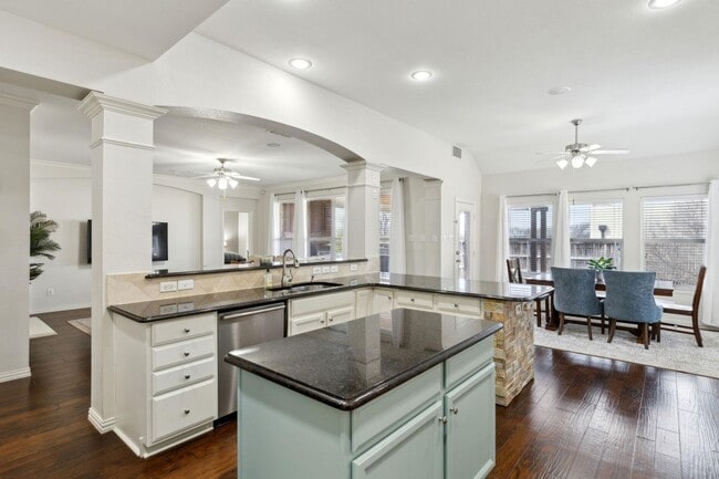 Building Photo - Luxury Living in HERITAGE! This is must se...