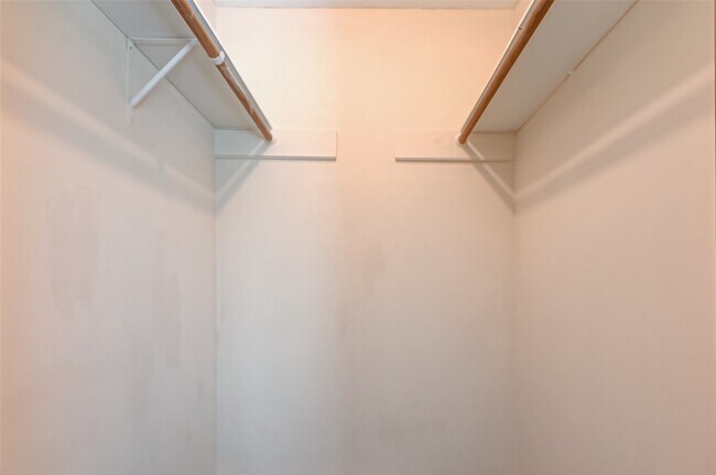 Building Photo - 2102 Creekshire Dr