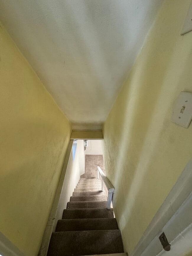 Building Photo - 5 Bedroom 2.5 Bath in Squirrel Hill