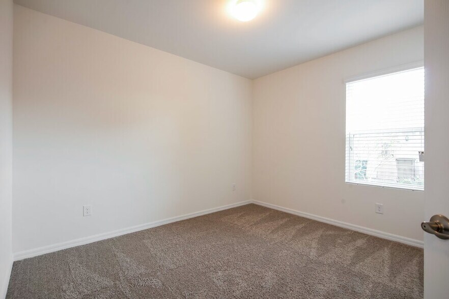 Building Photo - 1418 SW 1st Ave