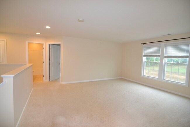 Building Photo - 8 Spicebush Ct