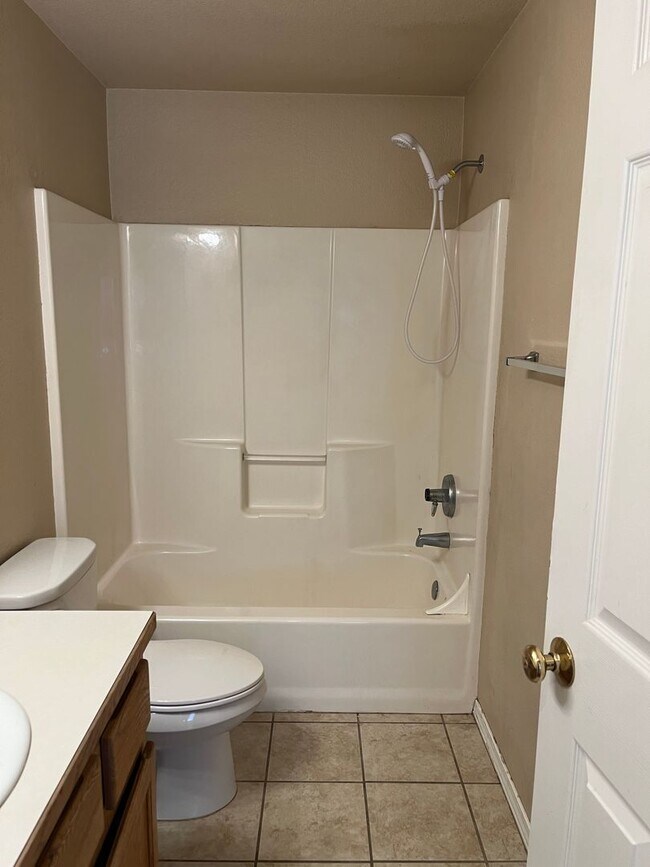 Building Photo - Beautiful 4 bedroom 2 bathroom single family house with Fenced backyard and 3 car garage