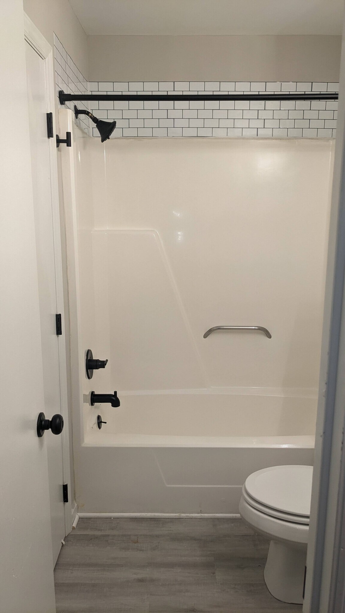 Shower/tub combo with all new equipment! - 4113 Arckelton Dr