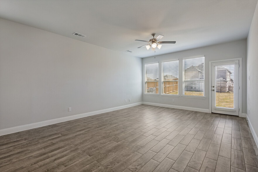 Building Photo - 724 Amenduni Ln