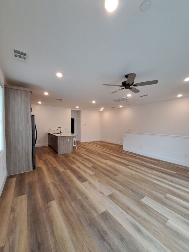 Building Photo - Experience Comfort and Style in This Venet...