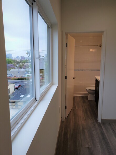 Building Photo - 318 N Wilton Pl